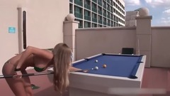金发比基尼女郎玩台球 豪乳顶桌沿呼之欲出