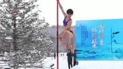 就是不怕冷!钢管舞天团雪地性感透视装挑战极限