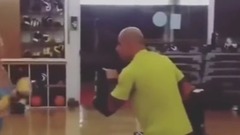 举牌女郎竟然是搏击高手 训练秀豪乳我想当沙袋