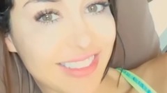 拉美艳星超S身材吸睛 玉体横陈双乳呼之欲出