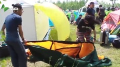 一男一女竟然在野外支起了帐篷