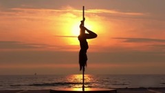 美呆了!落霞与钢管齐飞 秋水共美女一色