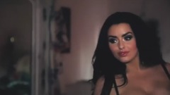 美国足球宝贝闺中写真 床上娇黑丝内衣秀豪胸