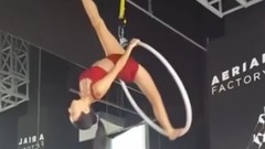 美女高空玩吊环 秀极致身材险些坠下动作惊险震惊