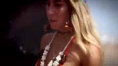 美女难耐火辣骄阳 穿比基尼玩滑板春光乍泄