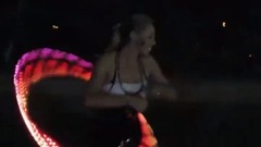 美女亮色皮裤玩转呼啦圈 露小蛮腰练就秘籍