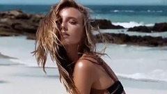 嫩模玛雅变身泳装女神 笑靥如花卖萌征服粉丝