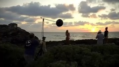 牛仔女郎比基尼日历写真 海滩卖弄丰胸美腿惹人馋