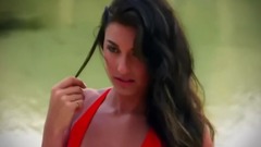 牛仔女郎着比基尼戏水 丰胸翘臀还要搔首弄姿