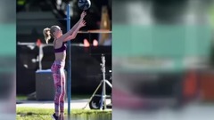 瑞典辣模炫技篮球远投