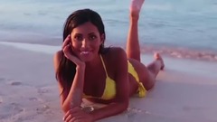 萨索洛前锋女友海滩大戏