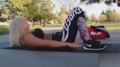 性感美女健身不辍塑完美身材