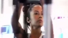 肉体的碰撞 美女健身房大秀性感身材