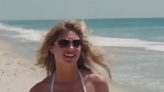 双乳摇摇晃晃!抖奶超模海边奔跑点燃欲望