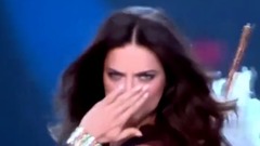 维密天使风情万种内衣秀 T台婀娜多姿手比心