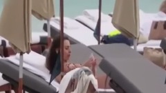 西班牙嫩模比基尼秀 旁若无人轻抚性感翘臀