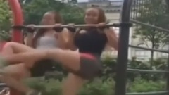 性感女孩街头健身吸睛 花式单杠秀路人已疯
