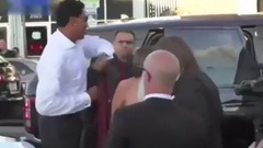 艳压群芳!皮蓬娇妻参加婚礼透视装秀傲人双乳