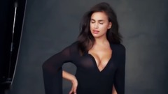 伊莲娜海滩玩起xx彩绘 搔首弄姿邀你共舞