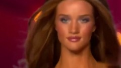 英超名模T台秀迷人长腿 魅惑眼神引人浮想联翩