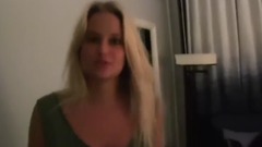 泳装女神莫顿人体彩绘 首玩滑板摇摆囧态百出