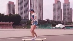 这妖狐得修炼了几千年啊 滑板长腿淫娃俏皮起舞