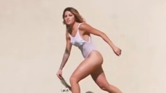 运动少女透视装热裤出街 滑板遮胸海滩秀身材