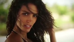 当钢铁遇上美女 铠甲式比基尼惊艳眼球