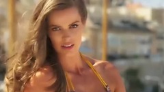 超模横卧岩石扮人鱼 海水清透打湿比基尼紧贴躯体