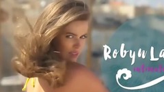 海边上演泳装挑逗 比基尼嫩模大露丰胸