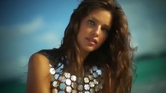 海边嬉戏再现魅惑 美女尝试亮片比基尼