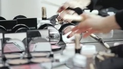 波比布朗携手Kate Upton解读自然系度假妆