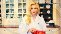 俄罗斯性感红唇女郎 居家香肩美胸写真