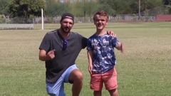 侏儒男生街边撩妹