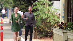 On foot dragging a long toilet paper to walk, the way people will have what reaction