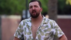 在街上不小心摔落一百万美元现金,路人们会有啥反应