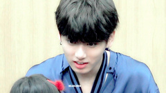 田柾国(防弹少年团) - 给小朋友签名的田柾国主动去握手