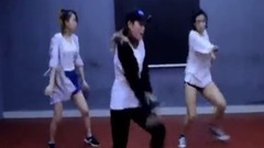 带有饱满情绪的<模特>编舞