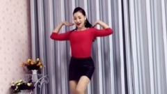 美妇舞步快乐牛羊,看客有何感想?