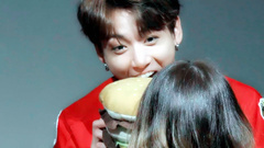 田柾国(防弹少年团) - 粉丝送给田柾国好多小玩具