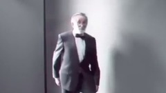 马路上舞动的小红人