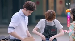 影视原声 - [美味奇缘]有难同当!Mike不顾形象陪毛晓彤摆地摊