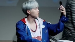 签售会上执着自拍的闵suga 17/09/30