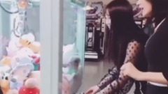 郑恩地(Apink) - 【郑恩地】夹娃娃机前暴走的一只小可爱