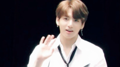 田柾国(防弹少年团) - 粉丝大喊两声“柾国偶吧”田柾国答应“是的”并且可爱挥手