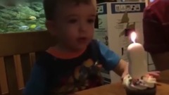 外国帅哥一头扎进滚烫的蜡烛油,真的不要你的脸了吗?