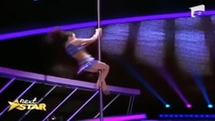 Emily Moskalenko, număr spectaculos de acrobație la bară