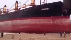 见惯了撞车,你见过撞船吗?比车祸现场壮烈很多!