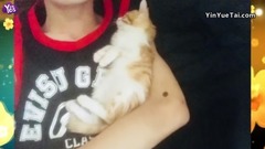 易烊千玺 - 易烊千玺怀抱猫咪 公路旁拍照超可爱