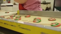 看看外国工厂怎么生产糖果的,肯定和中国不一样!